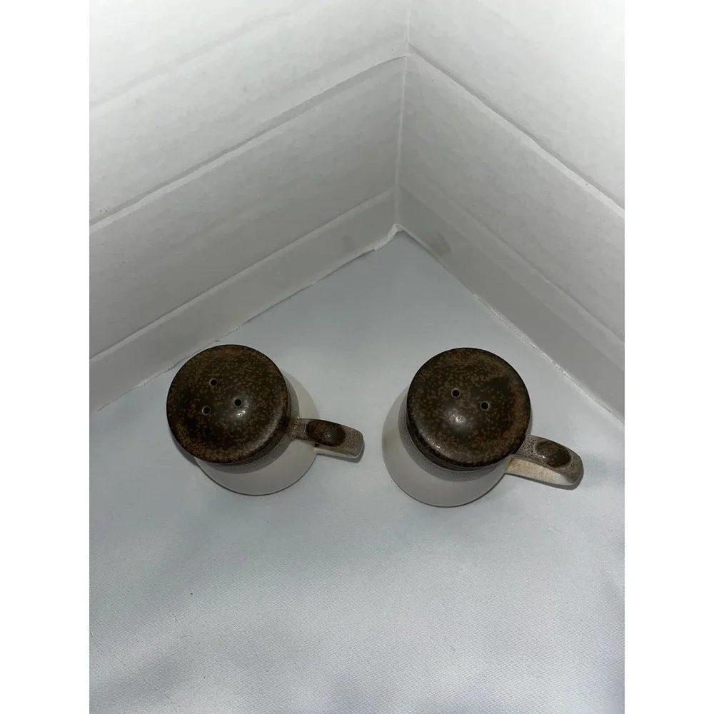 vintage pottery ‎ salt and pepper shakers Earthenware Brown And Cream retro